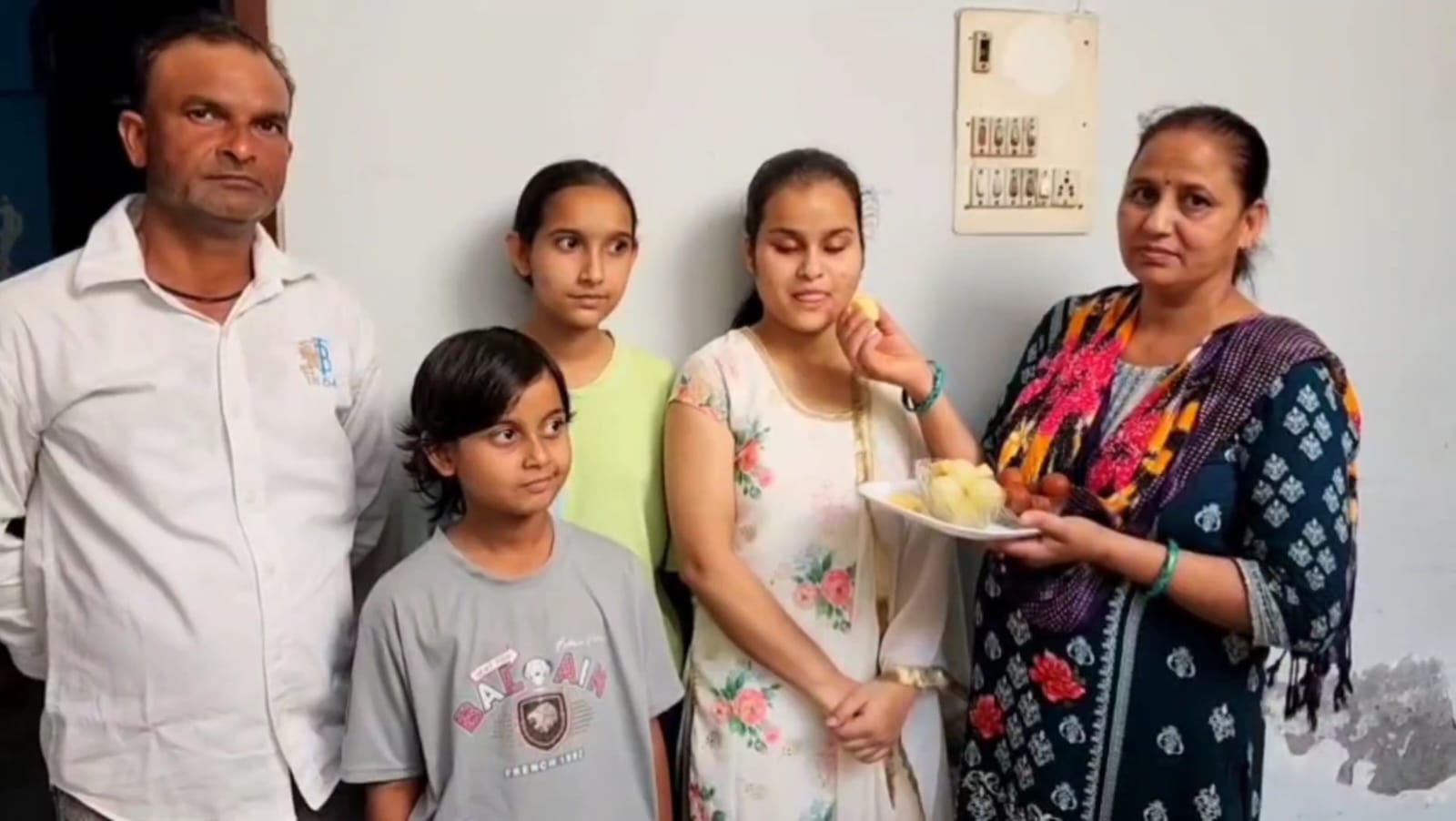 Success Story : करनाल की बेटी वंशिका ने रचा इतिहास, दृष्टिबाधित होकर 97.4% अंक हासिल किए, अब IAS बनने का सपना