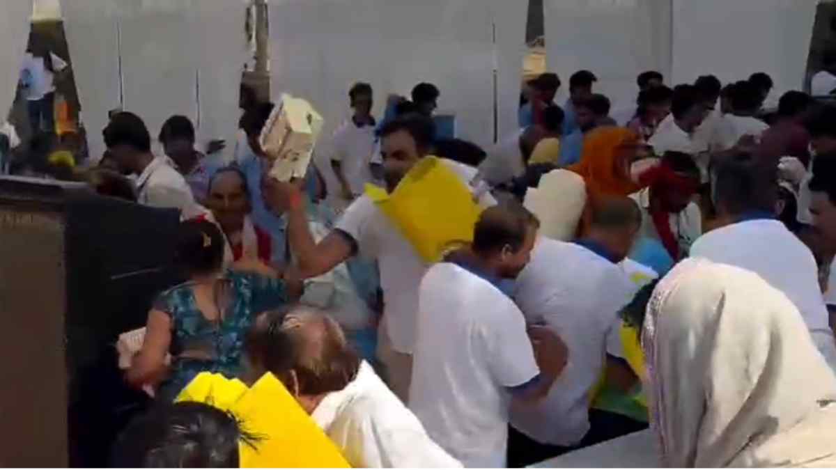योग महोत्सव में ब्रेकफास्ट पैकेट के लिए टूट पड़े लोग, मची अफरा-तफरी, Video Viral