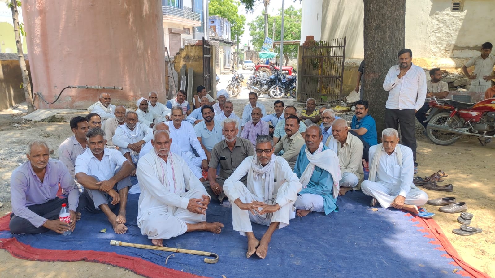धौलेड़ा में जल संकट और बदहाल श्मशान घाट को लेकर ग्रामीणों का फूटा गुस्सा, आंदोलन की दी चेतावनी