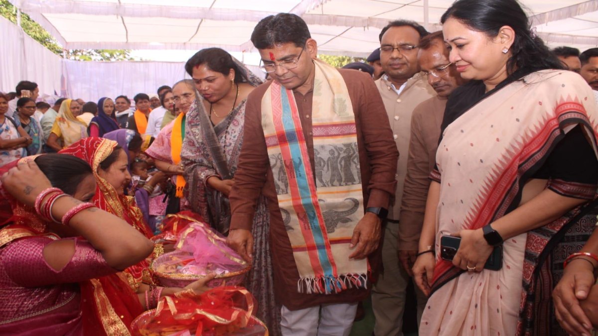 जनसमस्या निवारण शिविर का आयोजन: मंत्री टंकराम वर्मा ने किया विभागीय स्टालों का अवलोकन, ट्रैक्टर की चाबी और चेक पाकर खिले हितग्राहियों के चेहरे