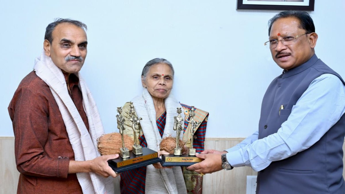 पद्मश्री डॉ. सुनीता और डॉ. रामचंद्र गोडबोले से मिले CM साय: बस्तर में 4 दशकों के सेवा कार्यों को सराहा