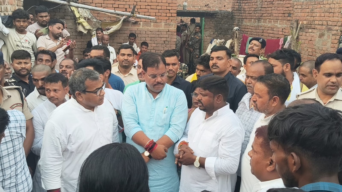 नींबू के लिए मासूम बच्चे की हत्या: परिजनों को ढांढस बंधाने पहुंचे सांसद और मंत्री, प्रशासन से की ये मांग
