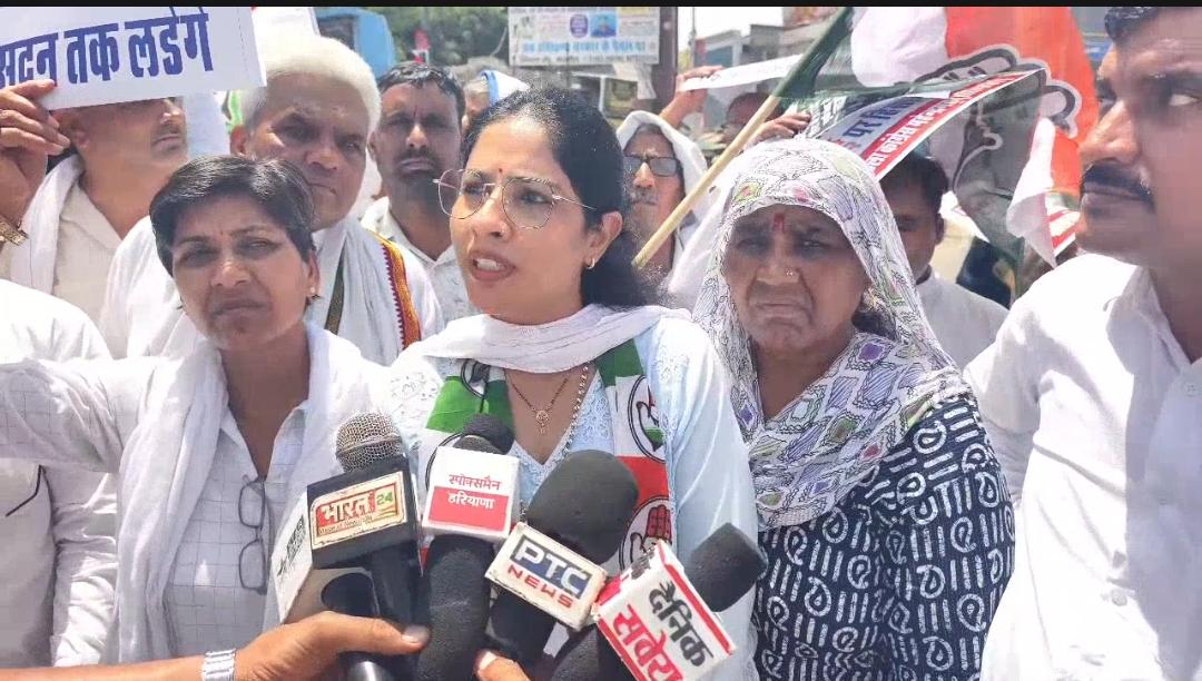 भीषण गर्मी में नारनौल में कांग्रेस का प्रदर्शन, महंगाई और नीट पेपर लीक के खिलाफ महावीर चौक पर लगाया जाम