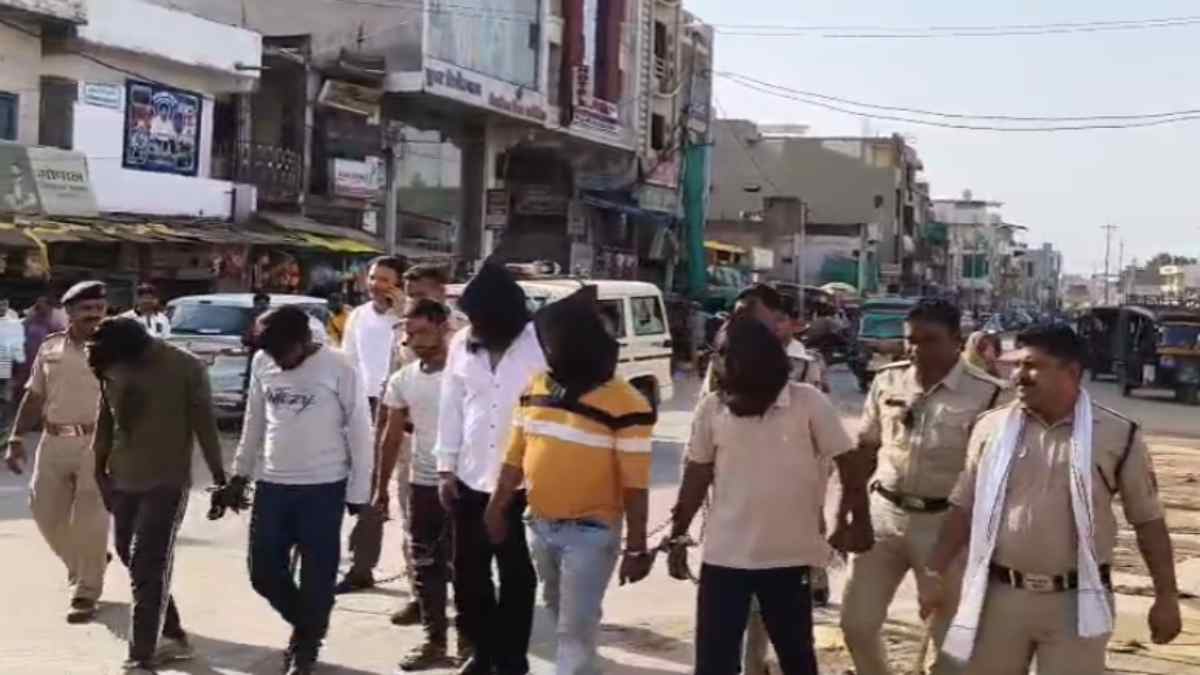 फिल्मी स्टाइल रंगदारी: जेल से आया ‘गुलाबी पर्चा’, 5 लाख नहीं दिए तो दुकान पर अंधाधुंध फायरिंग, गैंग के 3 शूटर दबोचे