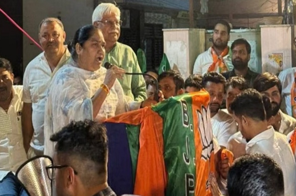 “भाजपा को वोट दो… शादी की गारंटी मेरी!” महिला विधायक के बयान से चुनावी सभा में लगे ठहाके