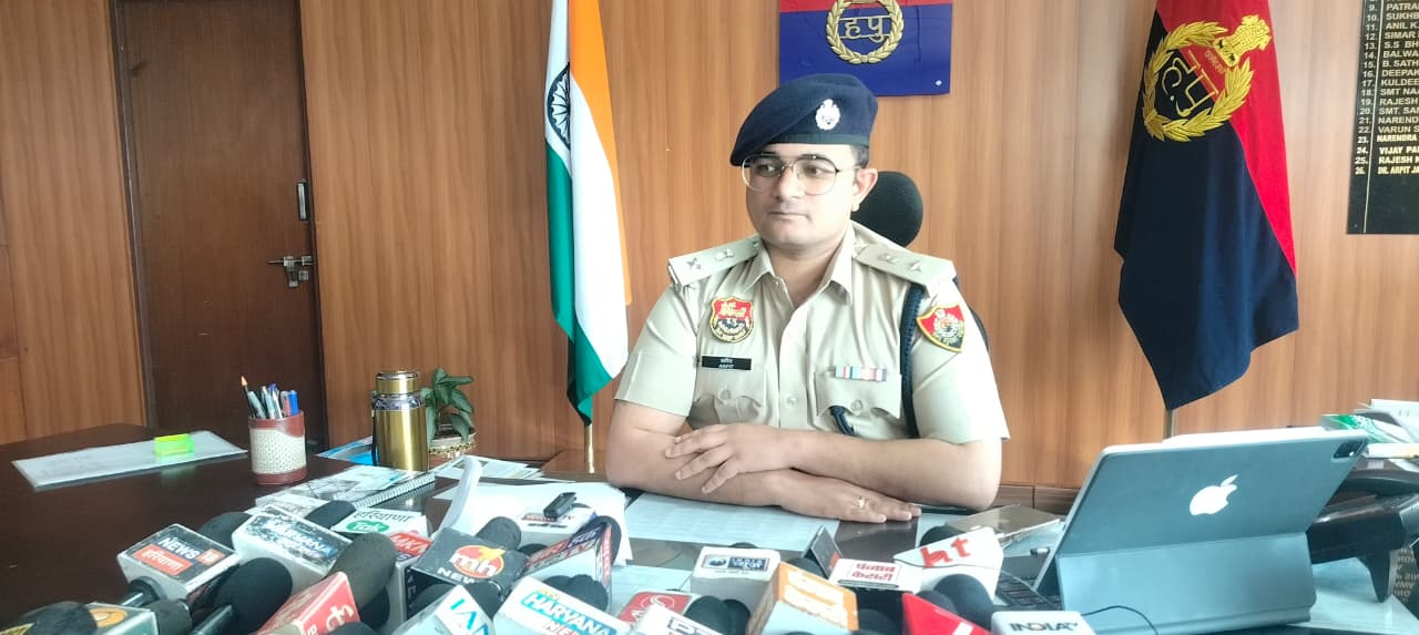 एसपी डॉ. अर्पित जैन की सख्ती का असर, नूंह में हेलमेट पहनने की आदत बढ़ी, सड़क सुरक्षा को मिला बल