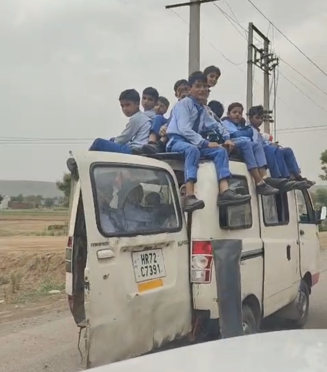 स्कूली बच्चों की जिंदगी से खिलवाड़: बच्चों से भरी टाटा मैजिक सीज, छत पर बैठाकर ले जा रहा था चालक