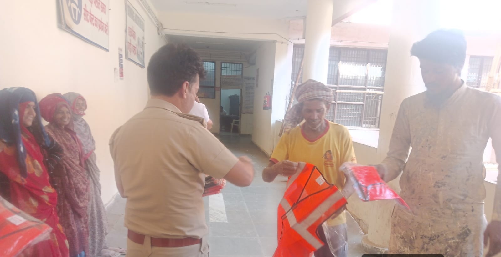 सड़क पर काम करने वालों की सुरक्षा को नई ढाल : नूंह में मजदूरों को बांटी गई रिफ्लेक्टर जैकेट, सड़क सुरक्षा का दिया संदेश