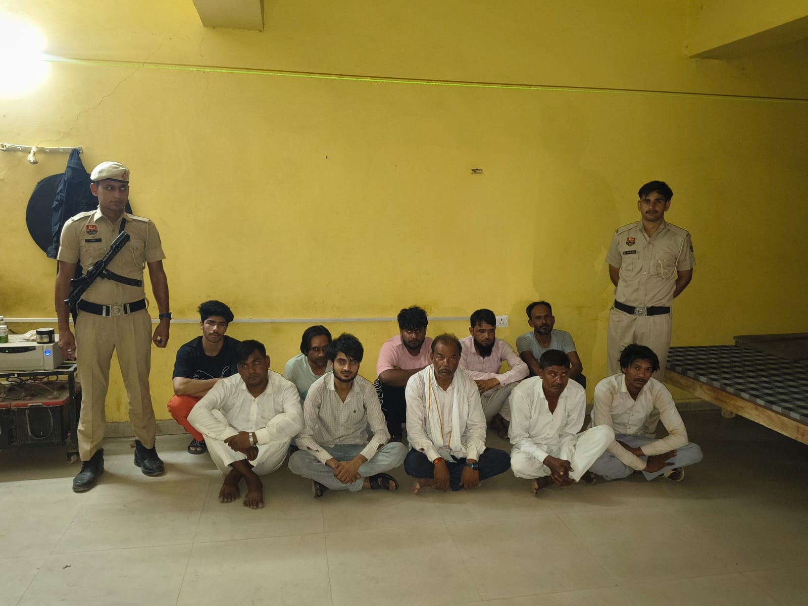 नूंह पुलिस की कार्रवाई : रात 10 बजे के बाद दुकान खोलने पर 10 दुकानदार हिरासत में