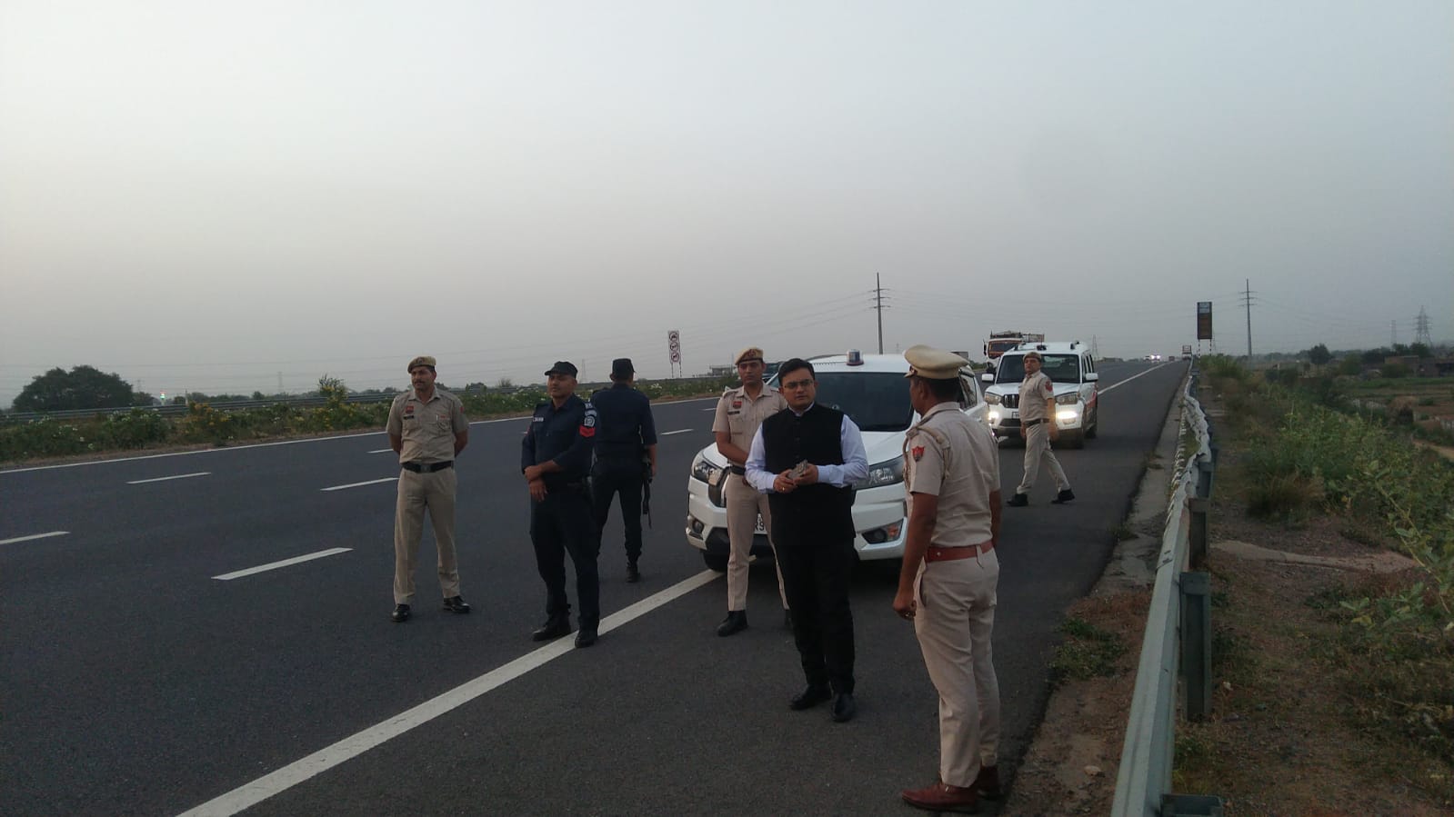 KMP एक्सप्रेसवे पर भीषण सड़क हादसा: केमिकल टैंकर में पीछे से घुसा तेज रफ्तार ट्रक, केबिन में फंसा रहा चालक
