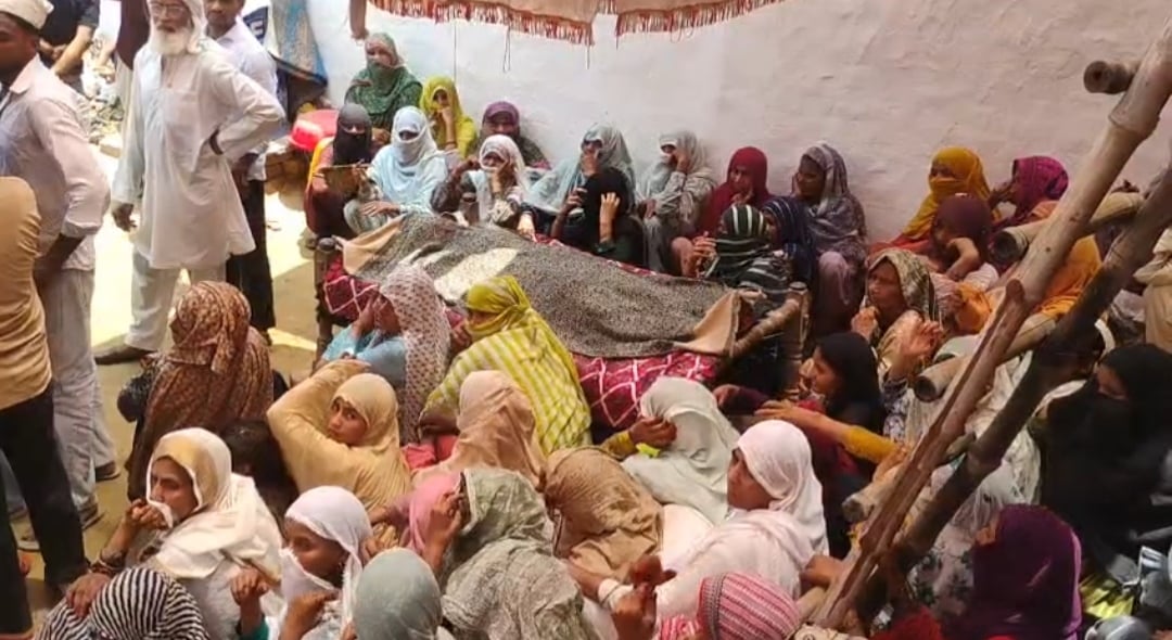 नूंह: मां को फंदे से लटका देख मासूम बच्चों ने मचाया शोर, महिला की संदिग्ध मौत से गांव में मातम