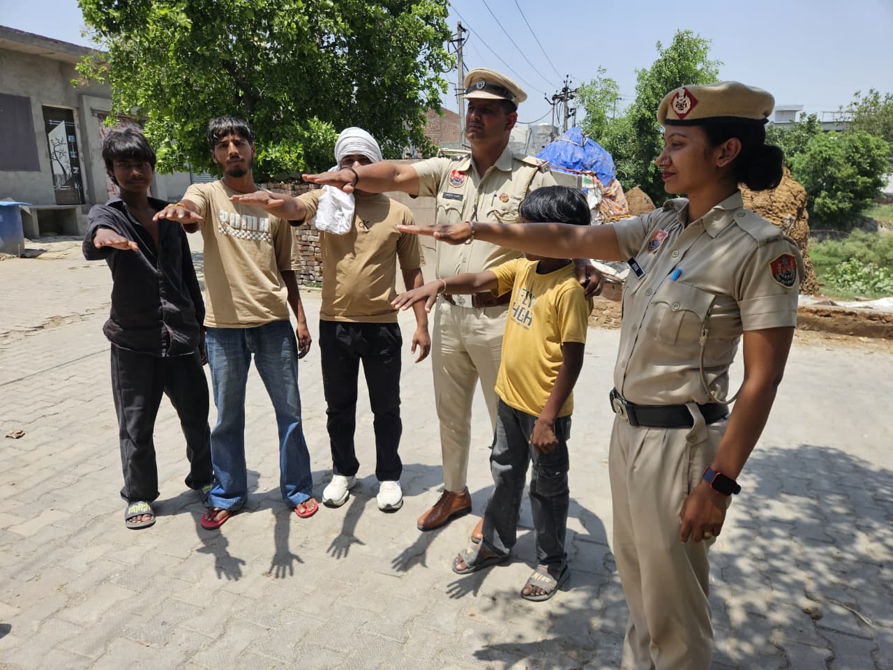 पानीपत पुलिस का नशा मुक्ति अभियान: अजीजुल्लापुर व बिचपड़ी गांव में घर-घर जाकर कर रहे जागरूक