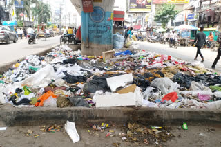 होडल में सफाई कर्मचारियों की हड़ताल का 11वां दिन: शहर में लगे गंदगी के ढेर, महामारी फैलने का सता रहा है डर