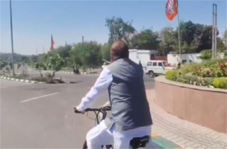 पंचकूला में भाजपा कार्यक्रम में मंत्री अरविंद शर्मा साइकिल से पहुंचे, फिटनेस और पर्यावरण संरक्षण का दिया संदेश