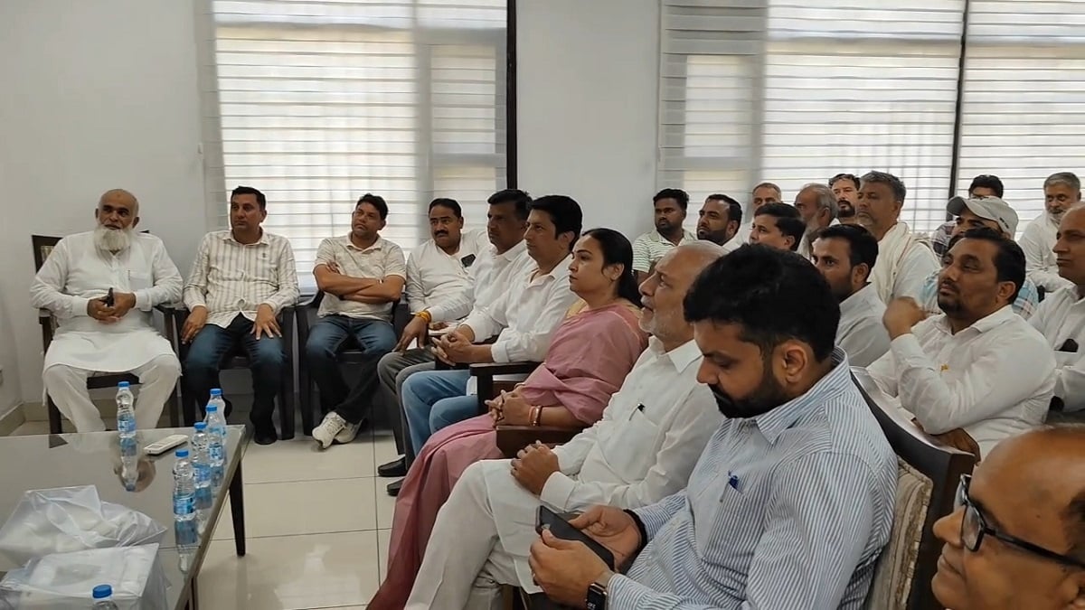 सीएम के कार्यक्रम में पहुंचे कांग्रेस से निष्कासित विधायक, सियासी हलचल तेज