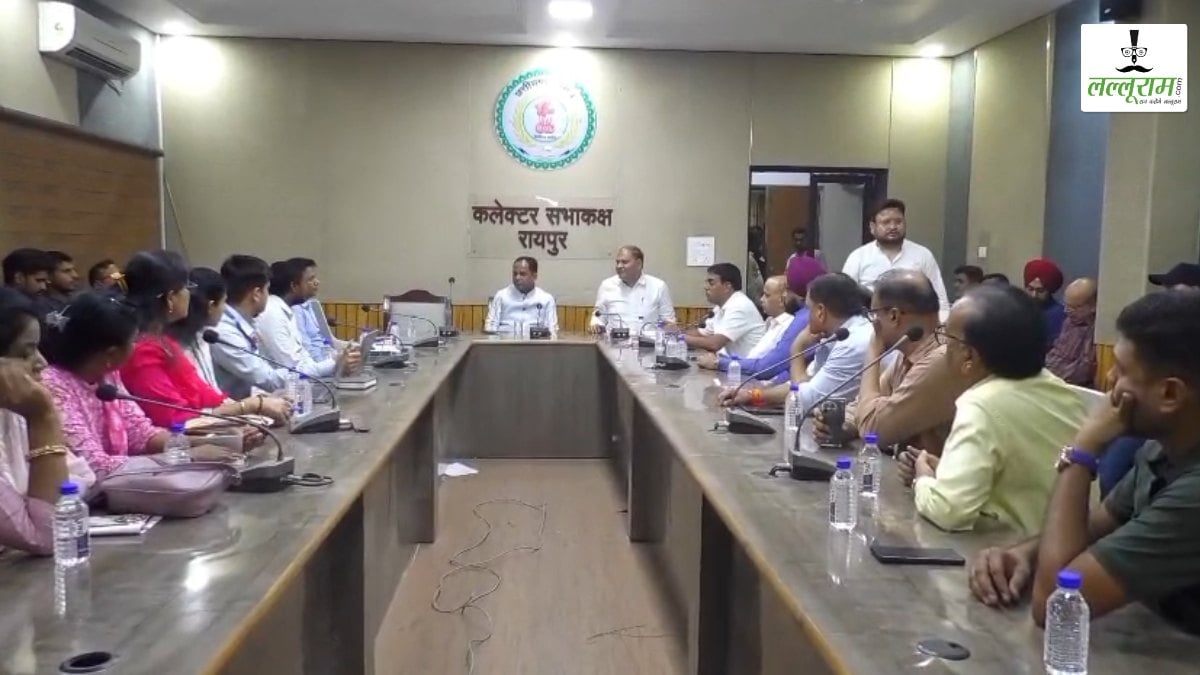रायपुर कलेक्टर ने ऑयल कंपनियों एवं डीलर्स की ली बैठक: शहर में अब 24 घंटे दौड़ेंगे पेट्रोल-डीजल के टैंकर, कालाबाजारी की शिकायत पर होगी कार्रवाई