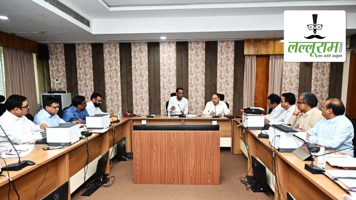रायपुर परिक्षेत्र के PWD कार्यों की समीक्षा, सचिव मुकेश बंसल बोले- परियोजनाओं में गुणवत्ता और समय-सीमा से नहीं होगा समझौता, अधिकारियों को दिए जरूरी दिशा-निर्देश