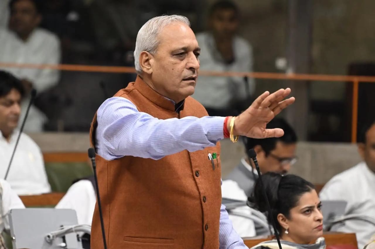 “मंत्री रणवीर गंगवा का बड़ा फैसला! 17 सरकारी गाड़ियों पर ब्रेक, खुद भी बिना पायलट गाड़ी के चलेंगे मंत्री”