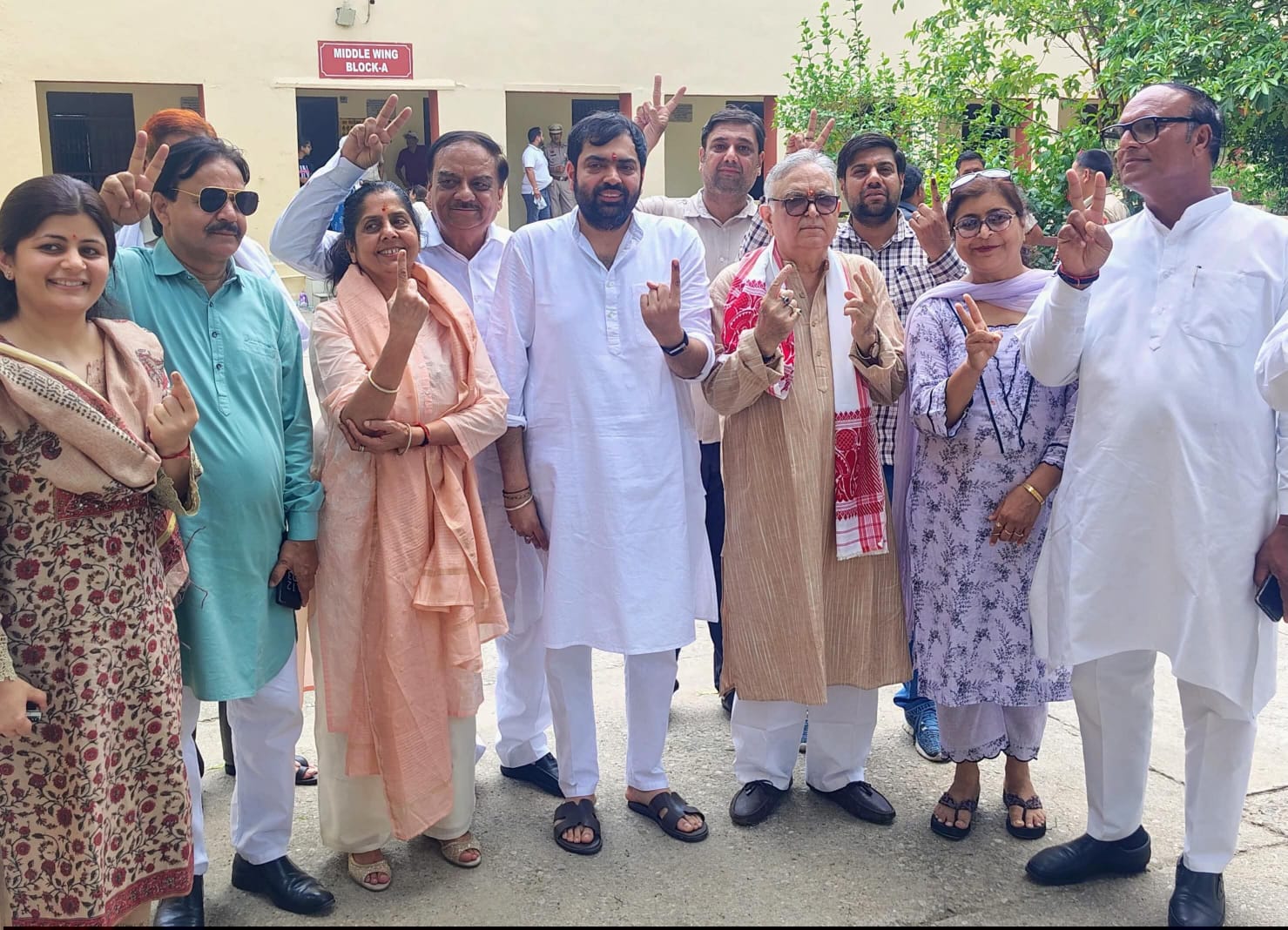 रेवाड़ी: पूर्व मंत्री कैप्टन अजय सिंह ने परिवार संग डाला वोट, प्रशासन पर लगाए गंभीर आरोप