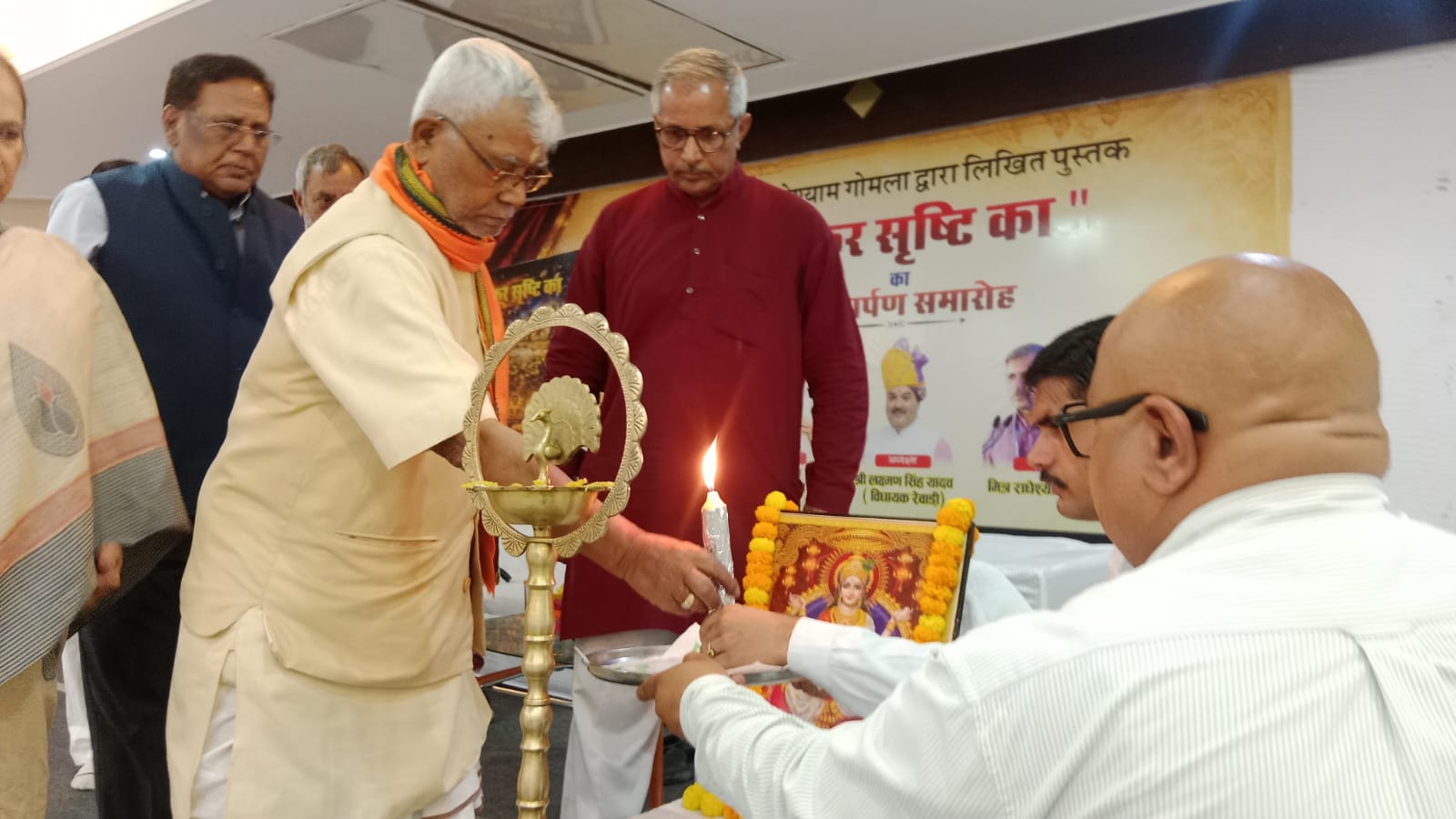 रेवाड़ी के जंगल बैबलर में साहित्यिक समागम: पूर्व केंद्रीय मंत्री हुकमदेव नारायण यादव ने किया राधेश्याम गोमला की कृति का लोकार्पण