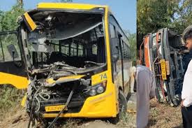 Rewadi Accident : दिल्ली-जयपुर हाईवे पर स्कूल बस और कैंटर में भीषण टक्कर, कई बच्चे घायल, चालक गंभीर