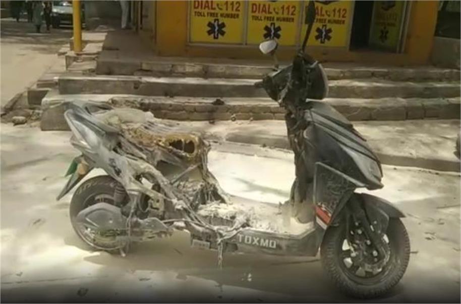 रेवाड़ी में अस्पताल परिसर में धधकी इलेक्ट्रिक स्कूटी,112 एंबुलेंस कार्यालय के बाहर अचानक लगी आग