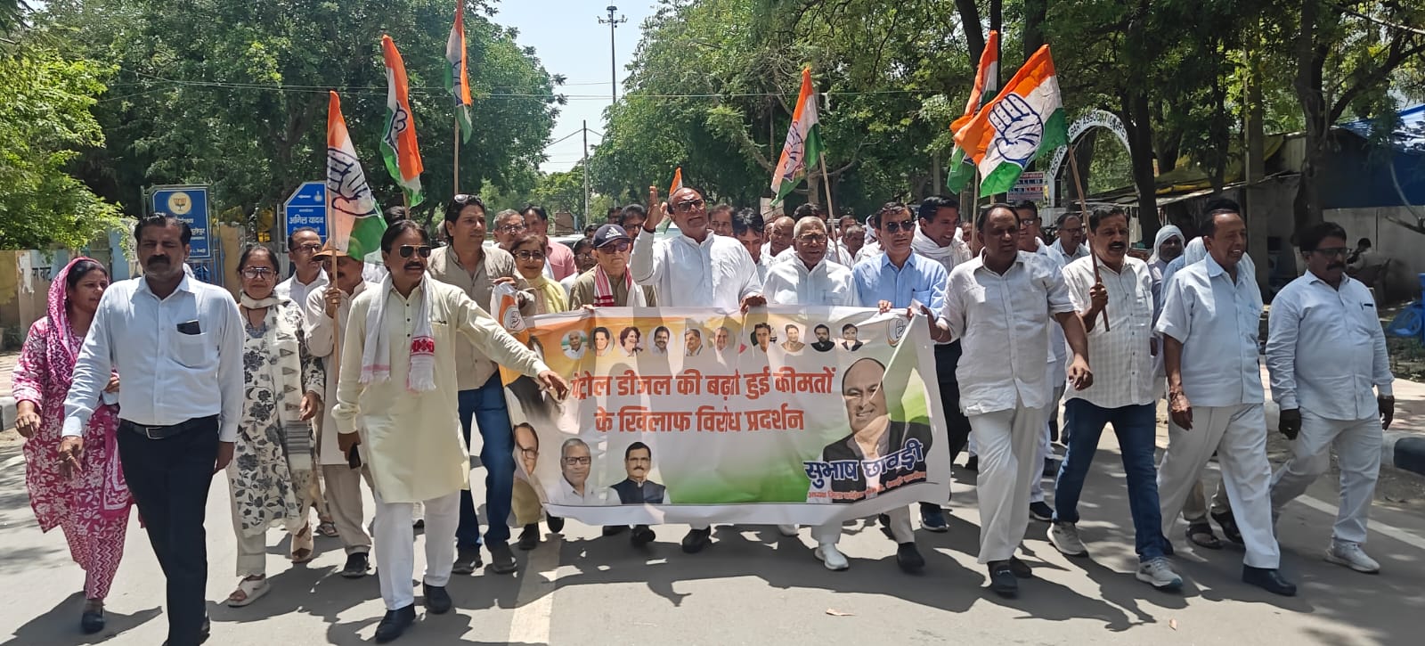 पेट्रोल-डीजल की महंगाई के खिलाफ कांग्रेस का प्रदर्शन, राष्ट्रपति के नाम सौंपा ज्ञापन