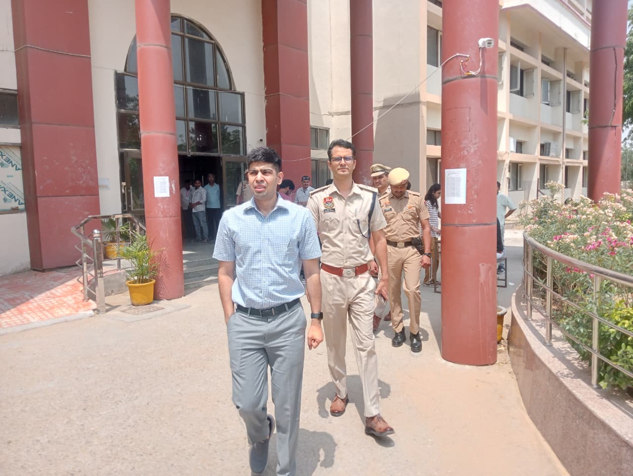 रेवाड़ी: जिले में नीट-यूजी परीक्षा शांतिपूर्ण संपन्न, DC और SP ने खुद संभाला सुरक्षा व्यवस्था का मोर्चा