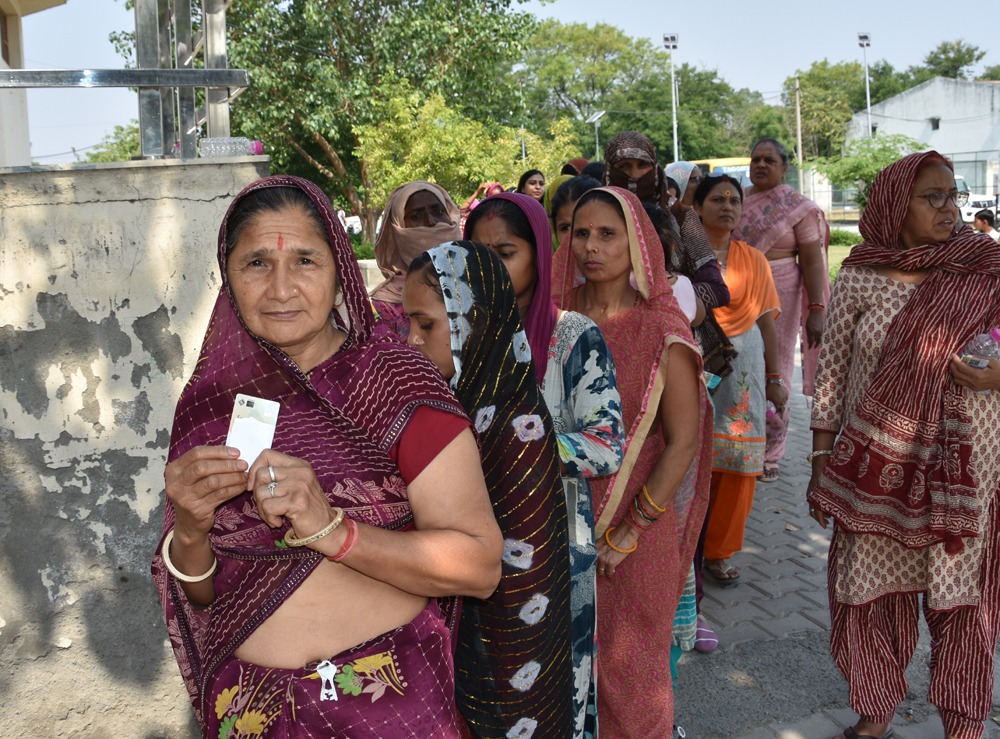 रेवाड़ी: निर्दलीय प्रत्याशी डॉ. मीनू डहीनवाल ने परिवार संग किया मतदान, शहरवासियों का जताया आभार