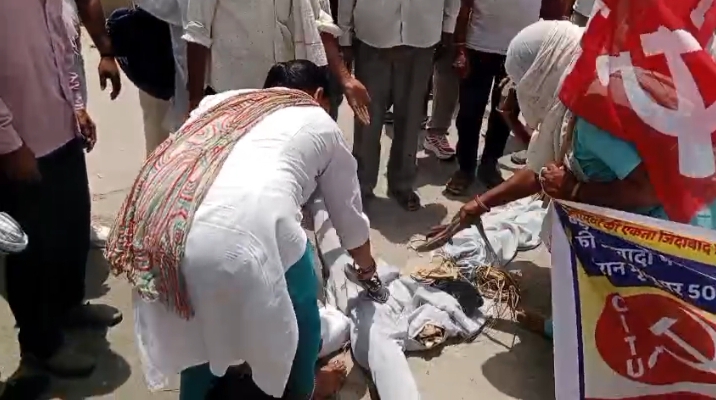 रेवाड़ी में ग्रामीण सफाई कर्मचारियों का फूटा गुस्सा, सीएम का पुतला फूंका