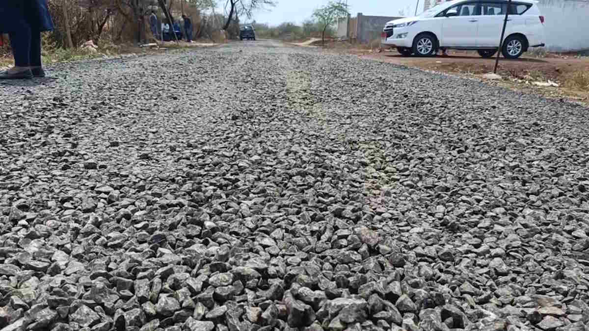 मूंद ली आंख: दो महीने में जर्जर हो गई नई सड़क के लिए कर दिया ठेकेदार को भुगतान, ठेकेदार को ब्लैक लिस्टेड करने की महापौर ने मांग…