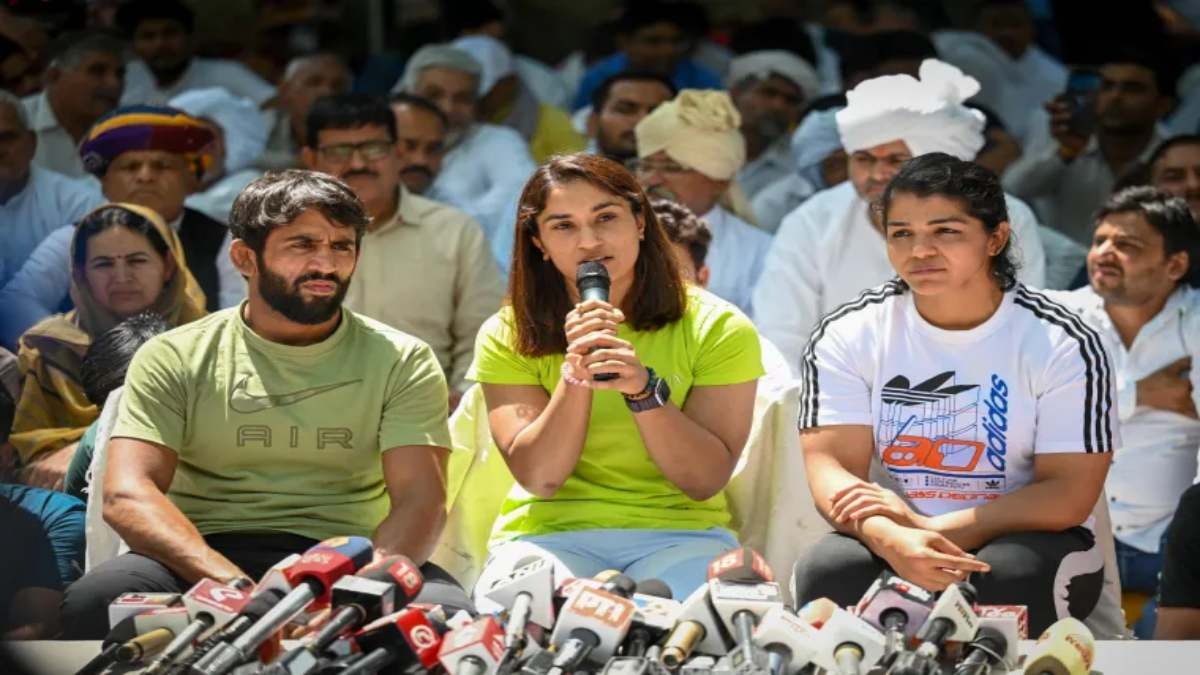 विनेश फोगाट विवाद में साक्षी मलिक उतरीं समर्थन में, WFI पर उठाए गंभीर सवाल