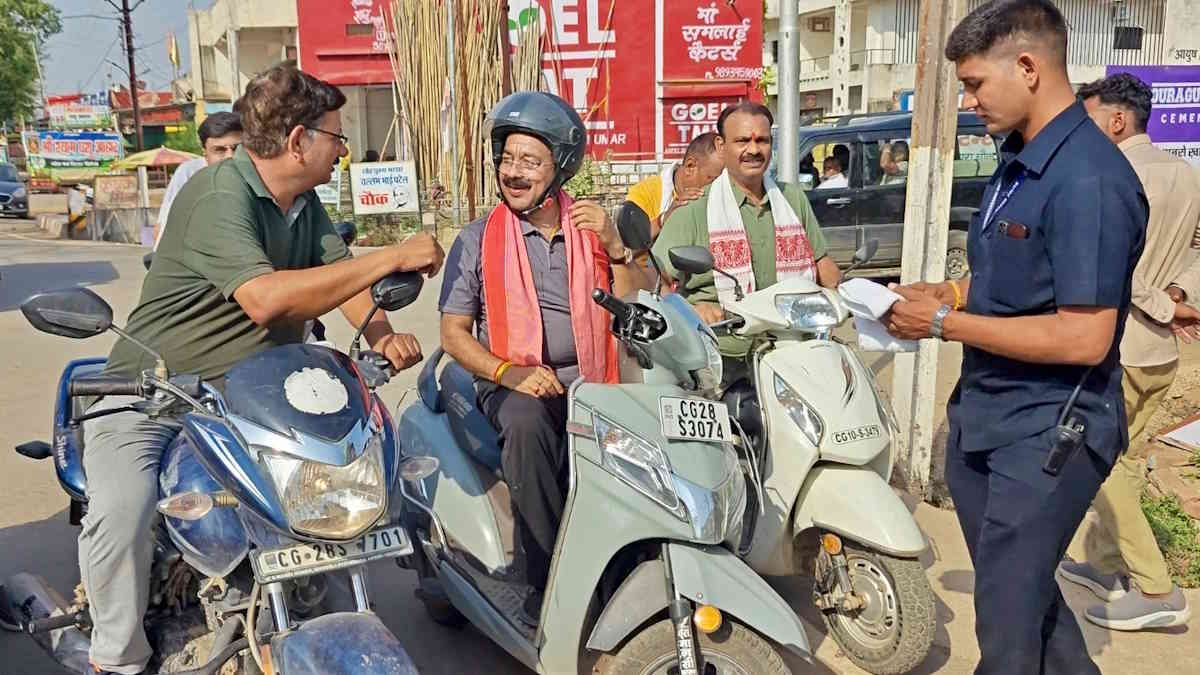 उप मुख्यमंत्री अरुण साव का सामने आया अनोखा अंदाज, विकास कार्यों का निरीक्षण करने स्कूटी में निकले…