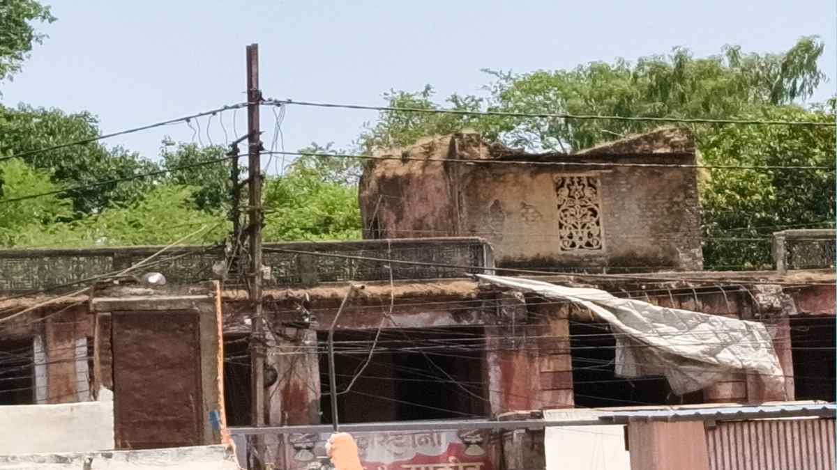 बड़ी लापरवाही: सीहोर के दिल में खुद गिरने को तैयार जर्जर धर्मशाला, बड़े हादसे का इंतज़ार कर रहा प्रशासन?