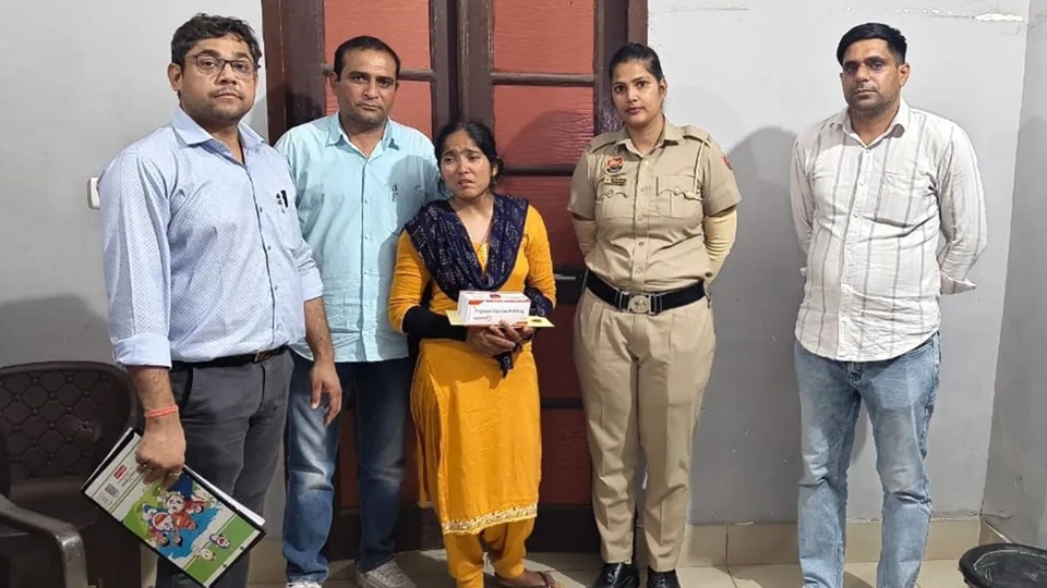 सिरसा पुलिस की बड़ी कार्रवाई: 6900 नशीले कैप्सूल सहित युवती गिरफ्तार, भाई मौके से फरार