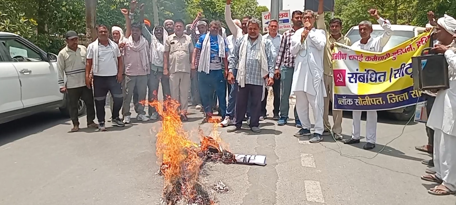 सातवें दिन उग्र हुआ सफाई कर्मचारियों का आंदोलन, CM नायब सैनी का फूंका पुतला