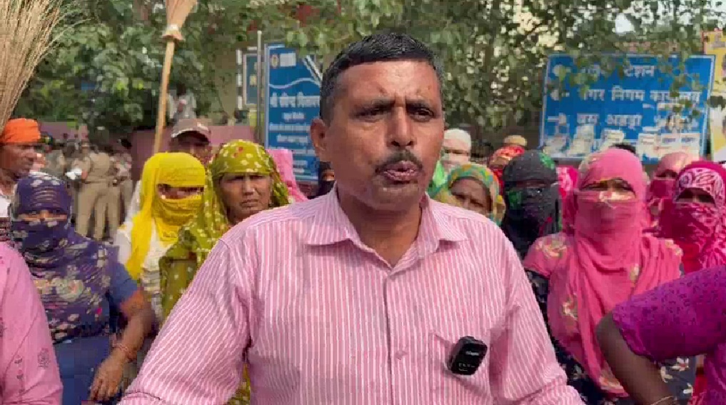 पुलिस के पहरे में सफाई अभियान… कर्मचारियों ने JCB पर चढ़कर रोका ऑपरेशन, निगम दफ्तर के बाहर फैला कूड़ा