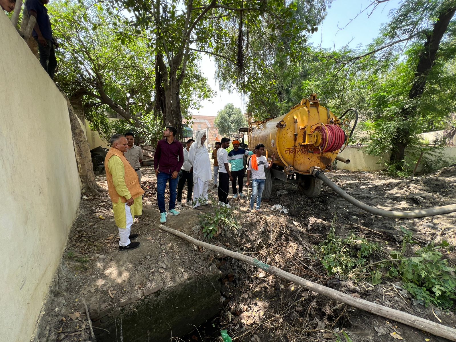 शम्भु दयाल डिस्पोजल की मुख्य पाइप लाइन फटने से शहर में सीवरेज व्यवस्था ठप, मेयर राजीव जैन ने मौके पर पहुंचकर शुरू कराया मरम्मत कार्य