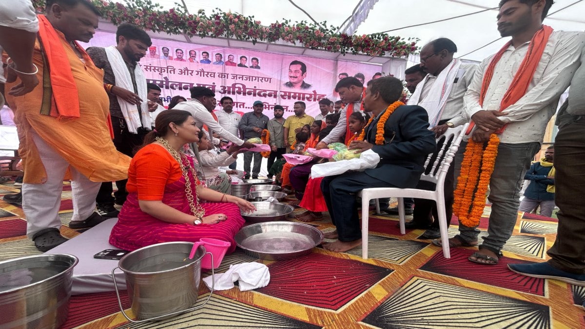 वनांचल में तेज हुआ “धर्म वापसी” अभियान: 100 आदिवासी परिवारों ने की घर वापसी, विधायक भावना  बोहरा ने पैर पखारकर किया सभी का स्वागत