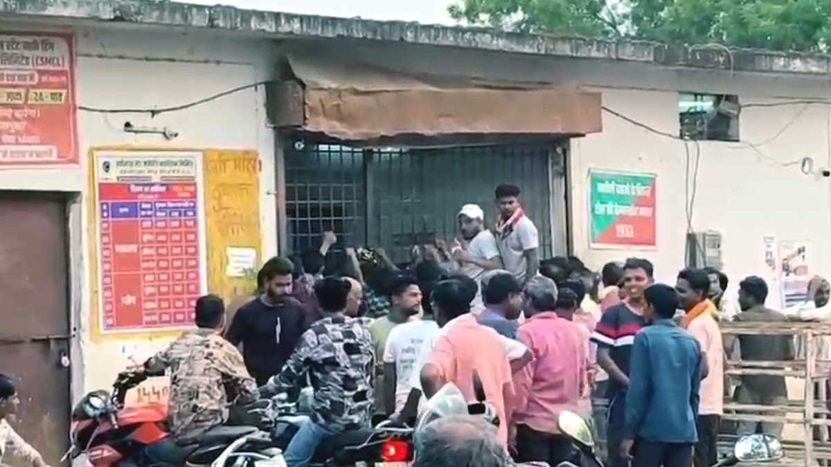 खैरागढ़ की सरकारी शराब दुकान का अलिखित नियम, “रेट से ज्यादा पैसे दो, वरना लाइन में लगे रहो“