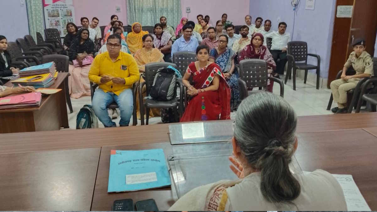 महिला आयोग में प्रताड़ित महिलाओं को मिला न्याय, दो मामलों में शासकीय कर्मी पतियों की सेवा समाप्ति के लिए जारी किया जाएगा नोटिस, अन्य मामले में अनावेदकों के खिलाफ दर्ज होगा एफआईआर…