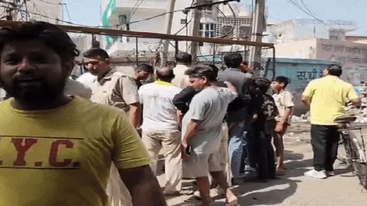 रेवाड़ी में बड़ा बवाल, ट्रांसफॉर्मर की चपेट में आने से गाय की मौत, नगर परिषद चेयरपर्सन के घर पर गौ रक्षकों का हंगामा