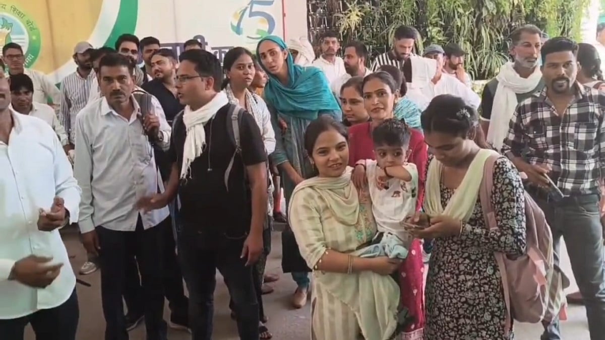 भिवानी: बॉयोमैट्रिक मिसमैच पर भड़के एचटेट अभ्यर्थी, शिक्षा बोर्ड का घेराव
