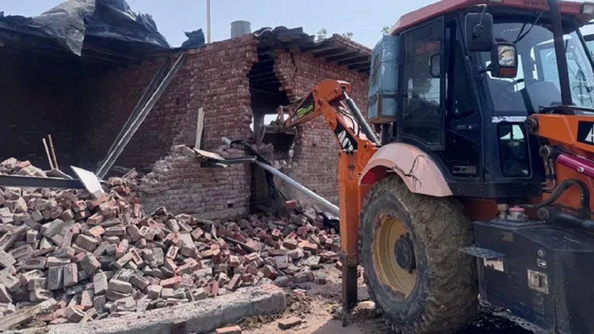 अवैध निर्माण पर बड़ा एक्शन, गन्नौर में पूर्व जिला पार्षद का कार्यालय जमींदोज