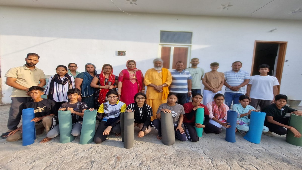 हनुमान जोहड़ी धाम में गूंज रहा योग का संदेश: महंत चरणदास बोले- योग केवल व्यायाम नहीं, जीवन जीने की कला है; युवाओं को बांटे गए योगा मैट