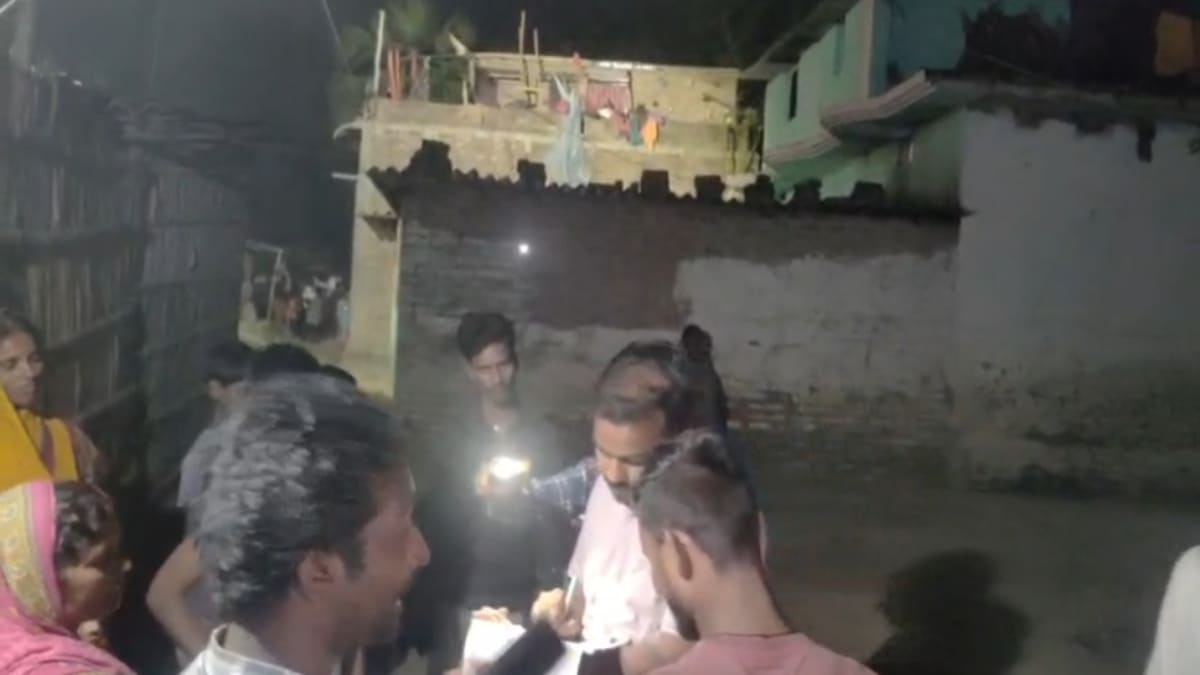 रात के अंधेरे में जनगणना करने आये कर्मियों को ग्रामीणों ने समझा चोर, हसनाबाद में मचा हड़कंप