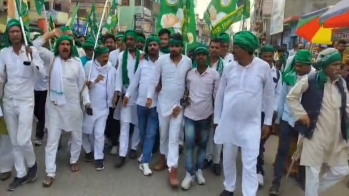 हरे गमछे के अपमान पर राजद का प्रदर्शन, कैमूर में सड़क पर उतरे कार्यकर्ता