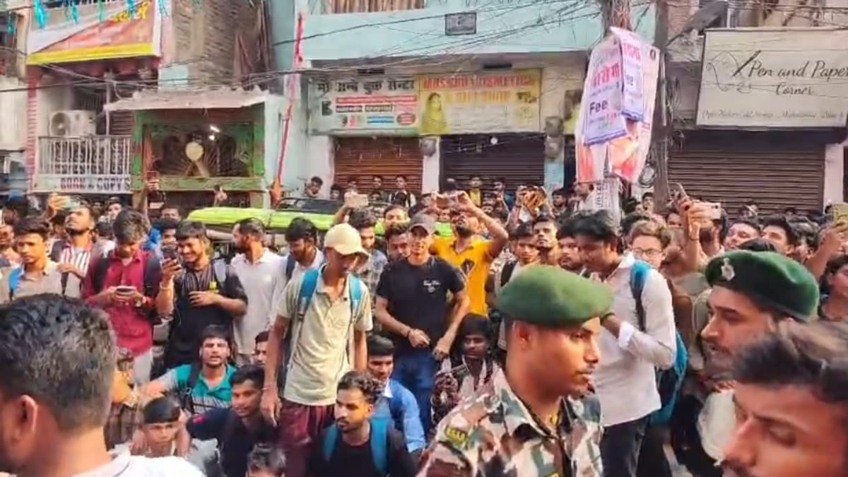पटना में कोचिंग संस्थानों के बीच वर्चस्व की लड़ाई, पुलिस ने गोली चलने की बात से किया इनकार, इलाके में भारी भीड़