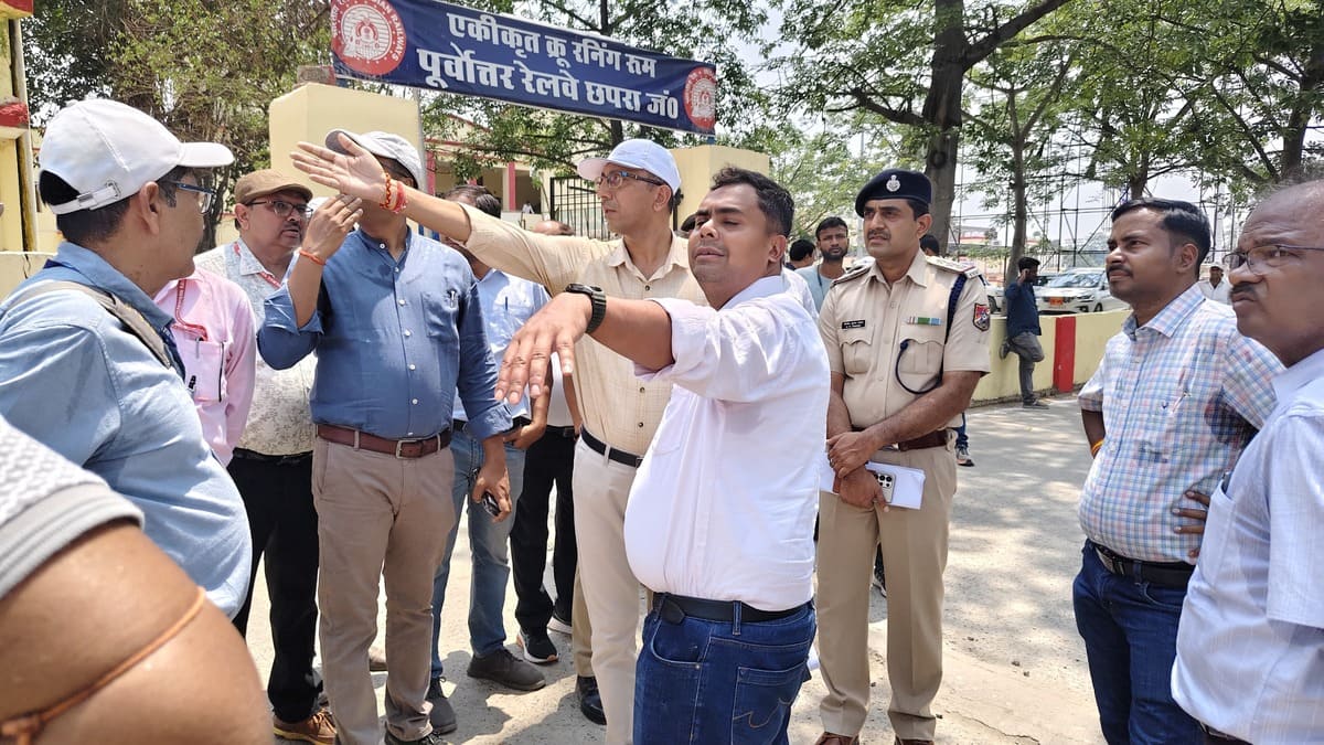 छपरा जंक्शन पर डीआरएम का औचक निरीक्षण: यात्री सुविधाओं और मानसून तैयारियों को लेकर दिए सख्त निर्देश