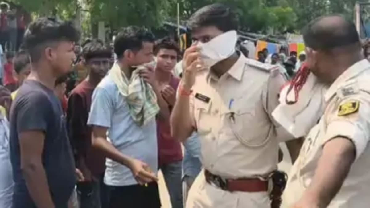 ​बांका में शव पहचान में भारी लापरवाही: अगले दिन घर लौटा मृत व्यक्ति, कब्र खोदकर निकाली गई लाश